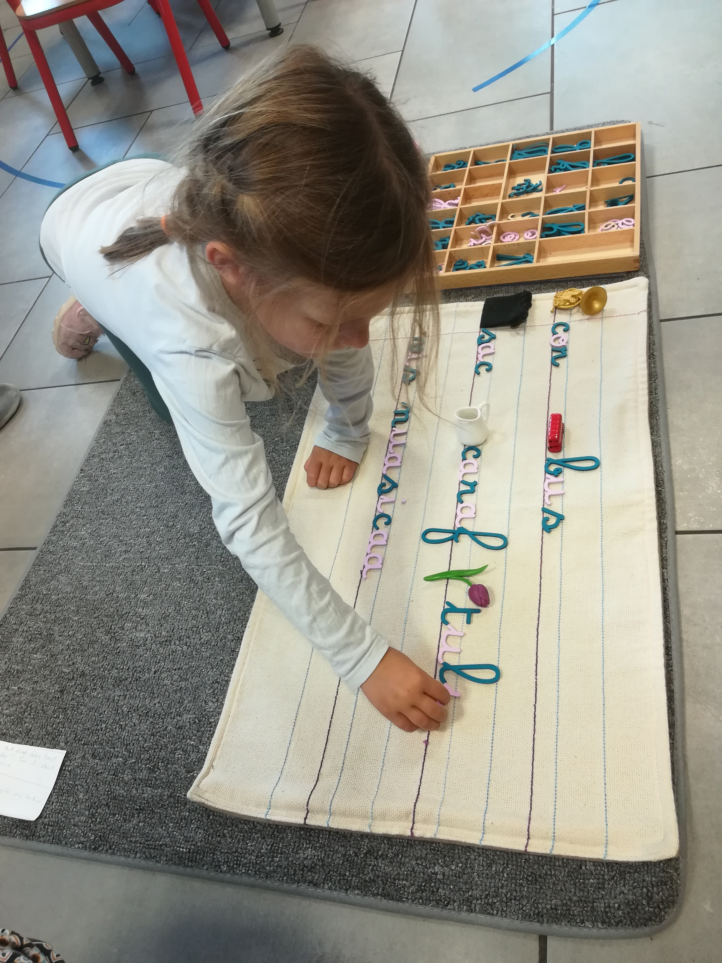 alphabet mobile apprendre a ecrire ecole montessori thonon